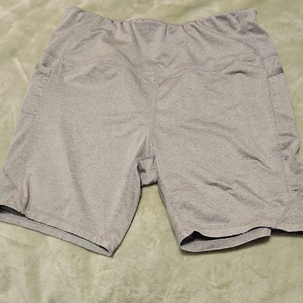 Low $4.99 Shipping.  Womens Workout Gray Shorts.  Size L. AVIA BRAND
